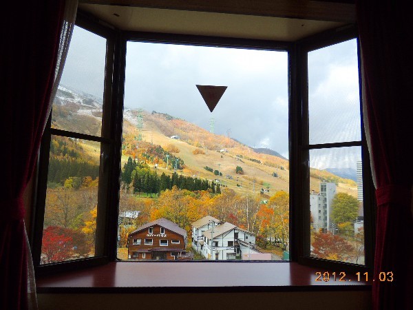 部屋から苗場スキー場を望む