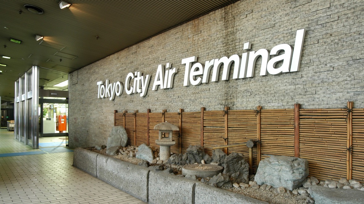 空港行きのバスターミナルが隣接。バス乗り場まで荷物のお手伝いも行っております。
