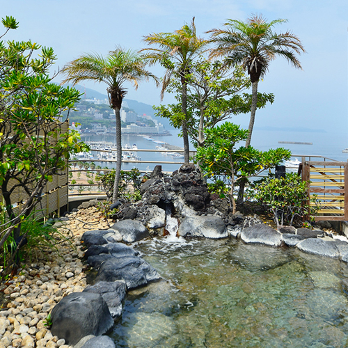 【展望露天風呂】眼前は活気のある熱海の街と熱海港を見下ろすことができる解放感のある露天風呂です。