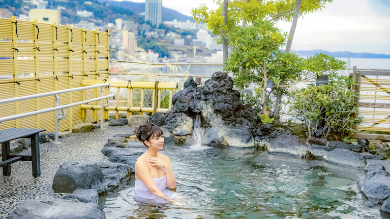 開放的な露天風呂からは熱海湾と熱海市街を一望