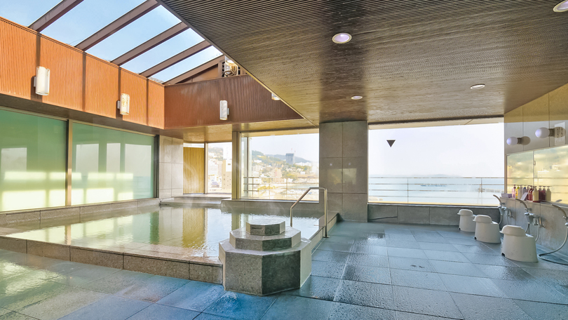 【大浴場】天井にも採光窓のある開放的な内湯です。陽の当たrる時間帯は明るく広々と湯浴みを楽しめます。
