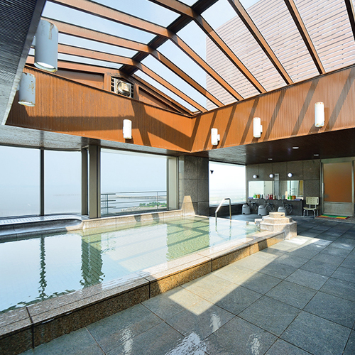 【大浴場】天井にも採光窓のある開放的な内湯です。陽の当たrる時間帯は明るく広々と湯浴みを楽しめます。