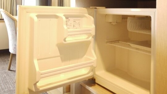 ＜客室＞冷蔵庫  中は空です。持ち込み可能でございます。