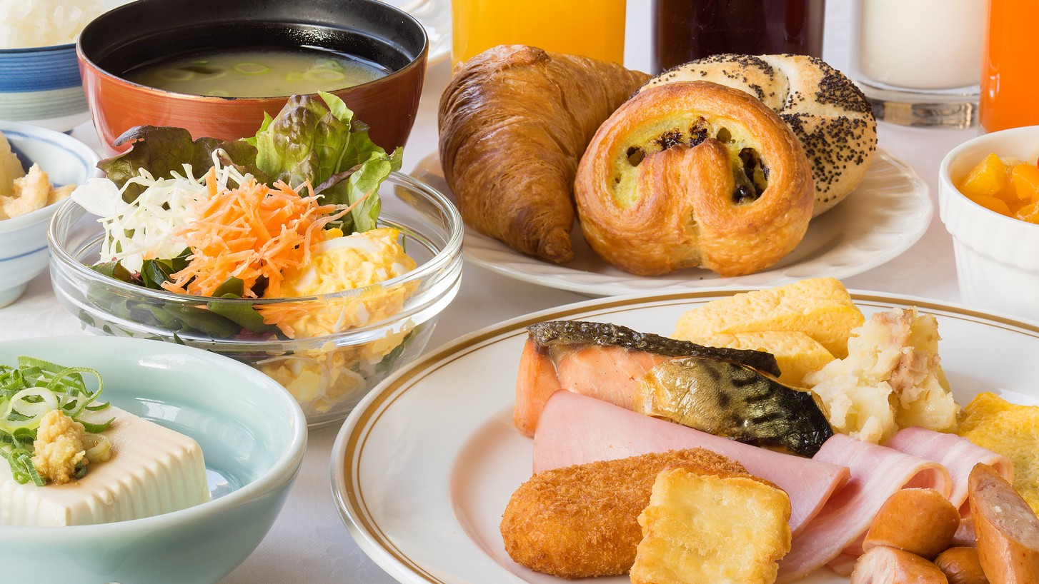 ＜朝食バイキング盛り付け例＞京都湯葉料理を含め、メニュー数約３０品。ボリューム満点です。