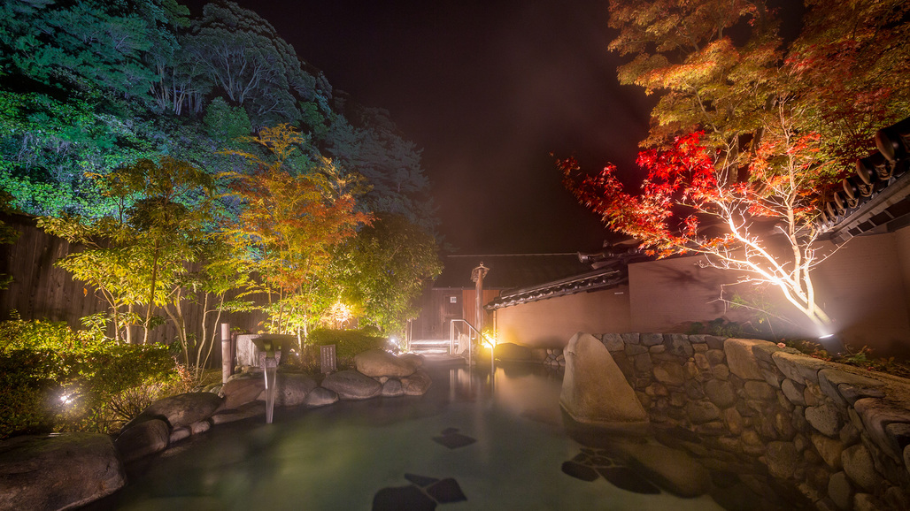 紅葉の湯「土塀露天風呂」シンボルツリーの紅葉がライトアップされています