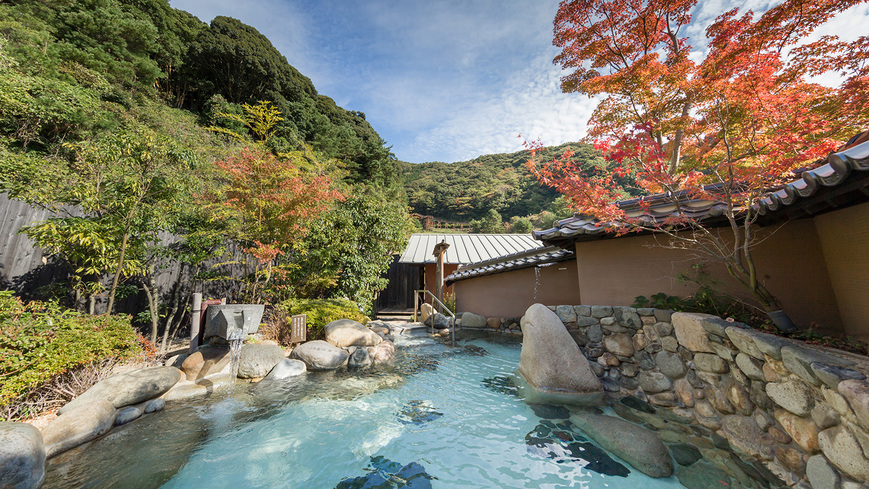 紅葉の湯「土塀露天風呂」(秋頃)