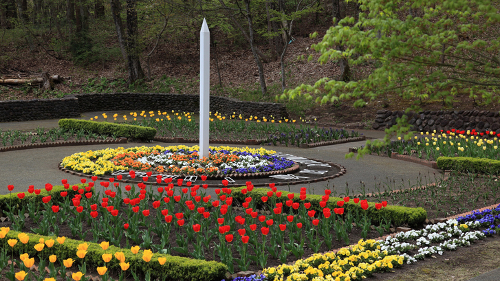 宮沢賢治が羅須地人協会時代の教え子の依頼で花巻温泉遊園地のために設計した日時計花壇。