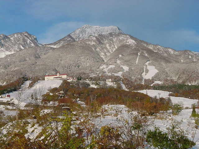 紅葉と初雪の妙高