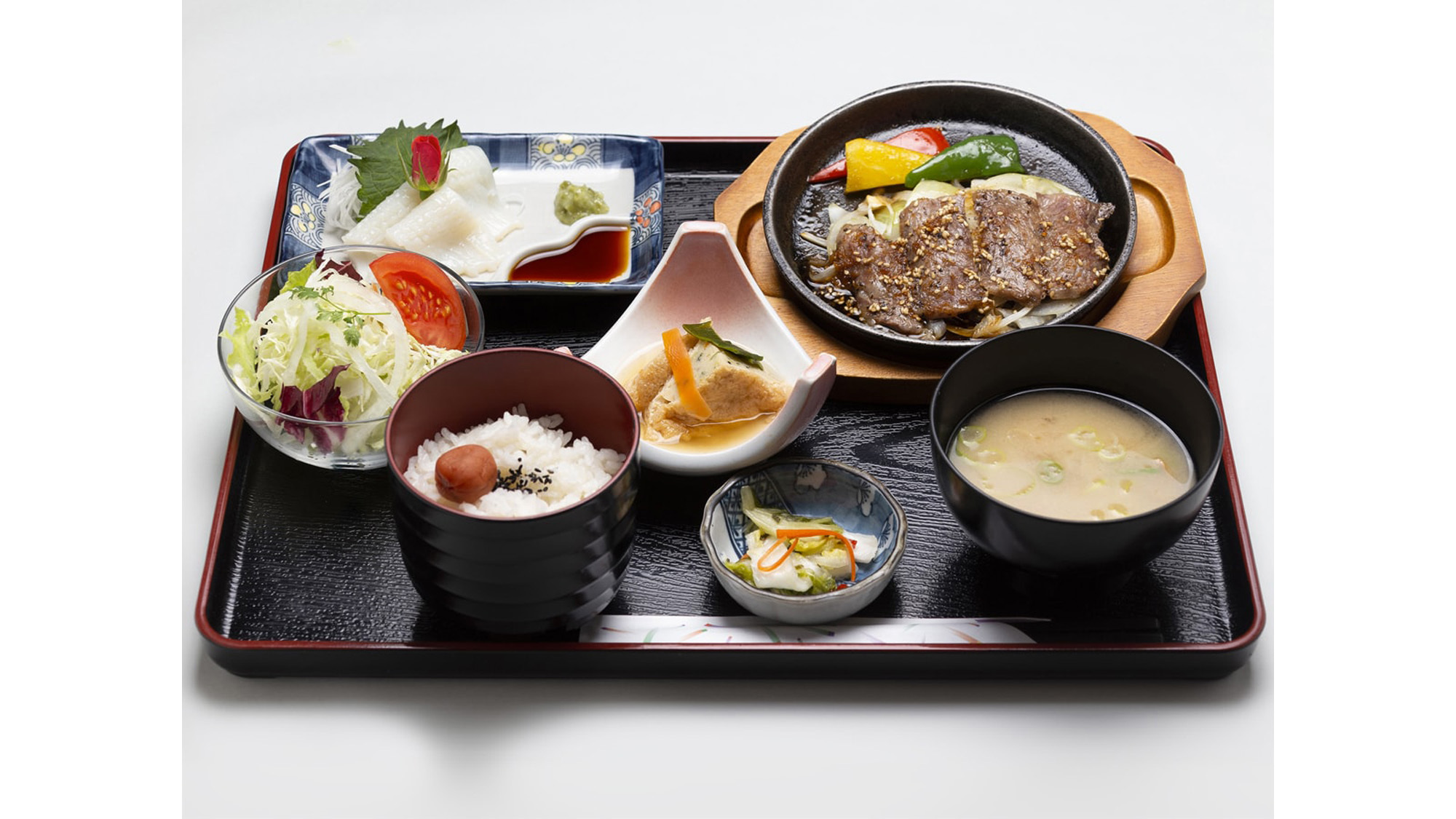 【イカ刺し&牛肉定食】お財布にやさしい料金でお腹も心も大満足！