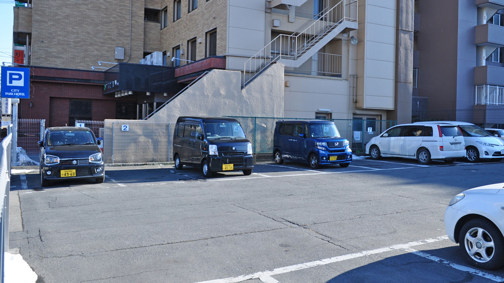 【駐車場】当日先着順で１６台までご利用いただけます。
