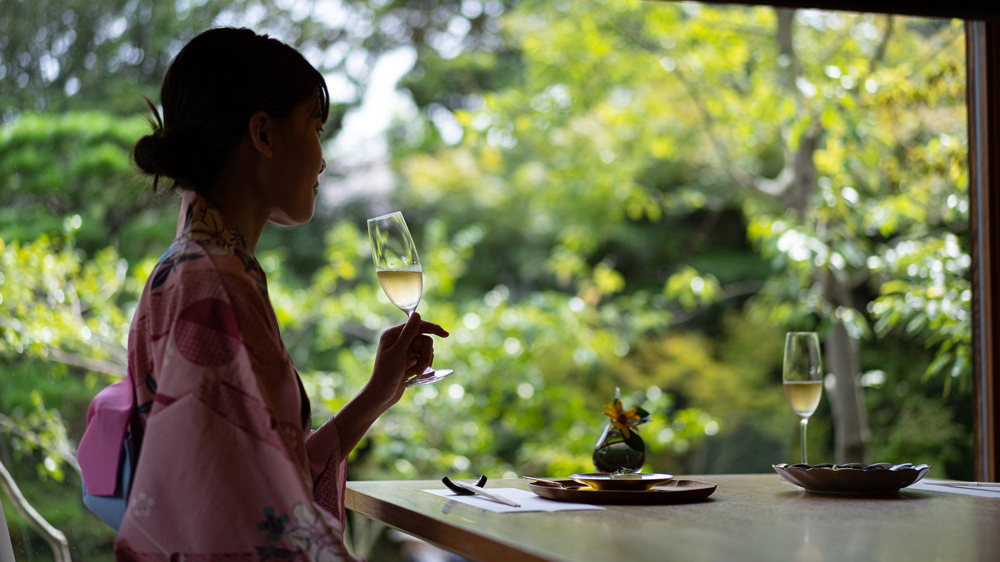 離れレストラン寿泉では夕食時にはライトアップされた庭園、朝食時には朝日に輝く庭園が楽しめます。