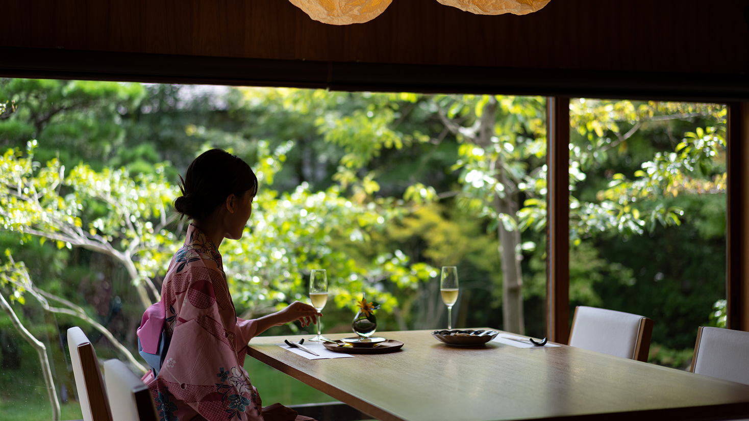 離れレストラン寿泉では夕食時にはライトアップされた庭園、朝食時には朝日に輝く庭園が楽しめます。