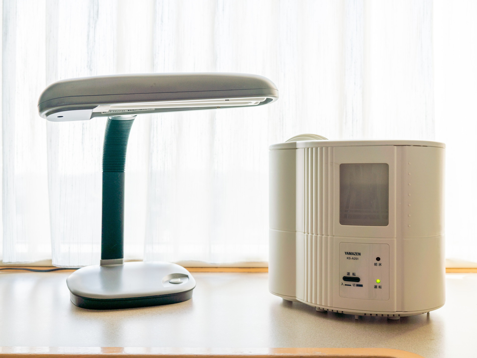 体調管理に便利な加湿器と勉強に集中したいときに必要なデスクライト