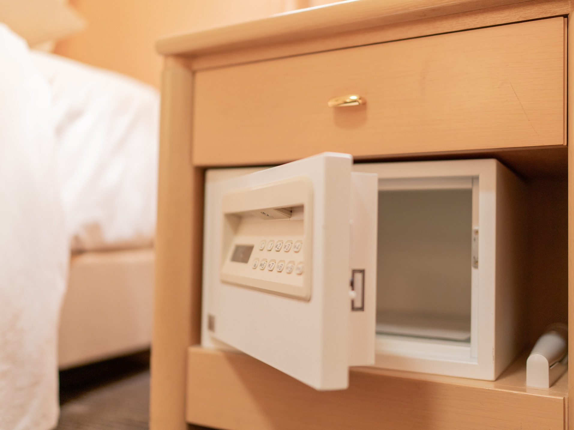 貴重品などはベッドサイドにあるセーフティーボックス（暗証番号型）へ