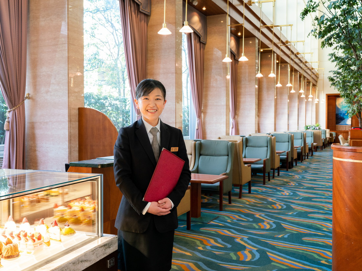 ロビー・ラウンジではケーキや軽食、多彩なメニューをご用意して皆様のお越しをお待ちしております。