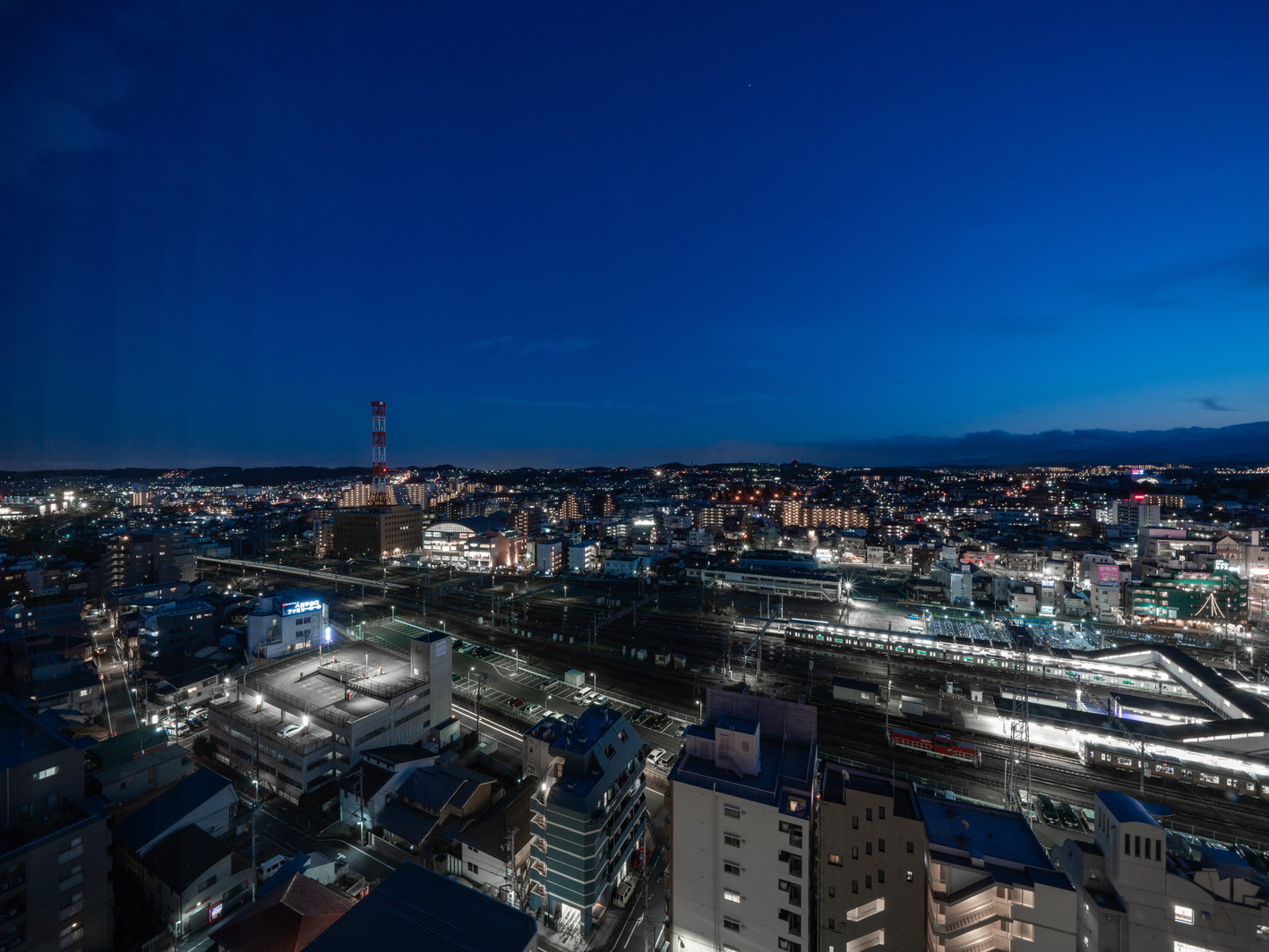バラエティ豊かな旅客列車や貨物列車が行き交うJR八王子駅や西東京の夜景をお楽しみいただけます。