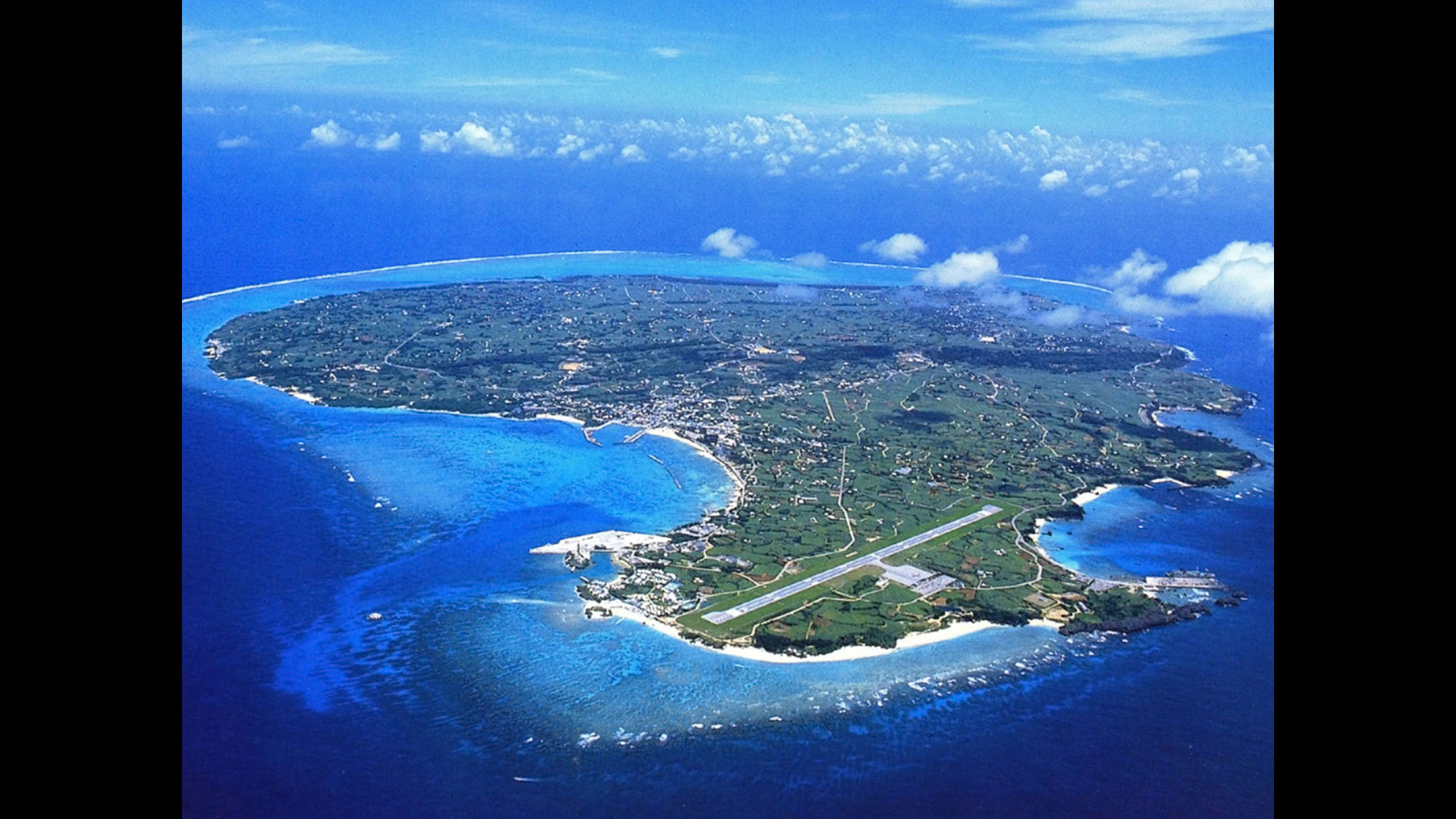 【与論島全景】鹿児島県最南端の離島です