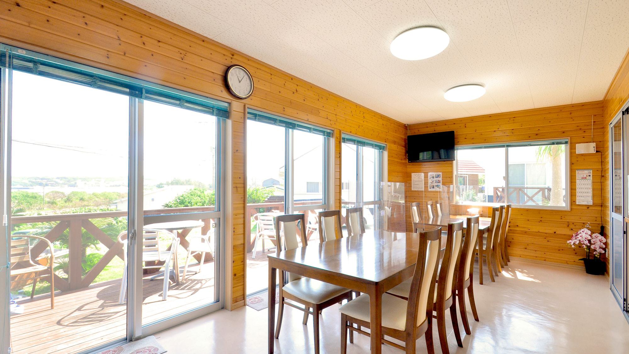 【フロント棟】朝食会場はこちら。大窓が並ぶ採光の良い空間でお食事をお楽しみください。