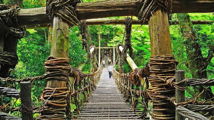 *【周辺観光】祖谷のかずら橋（車で約47分）：日本三奇橋のひとつで、年に一度かけ替える。