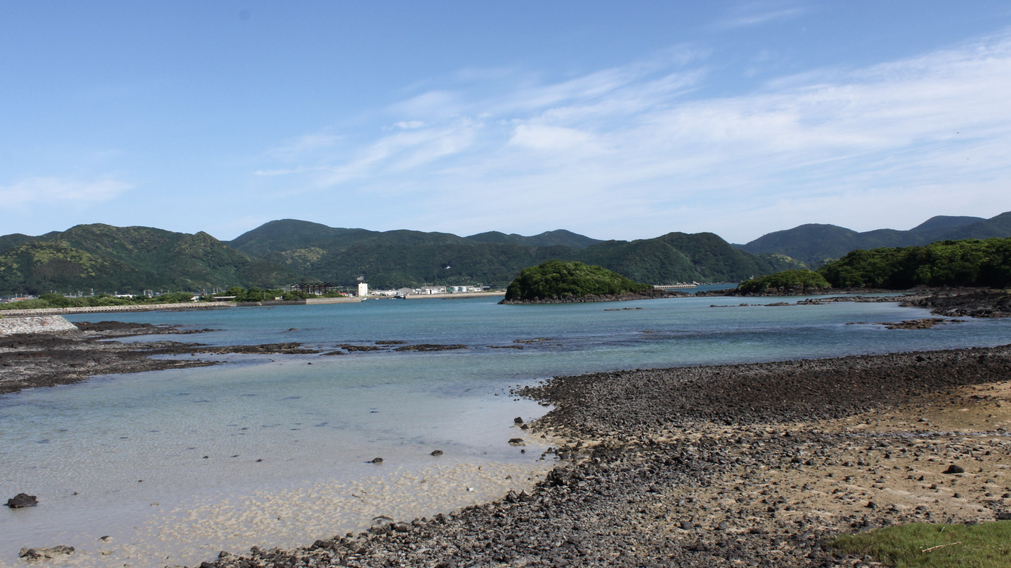 *溶岩でできた海岸線