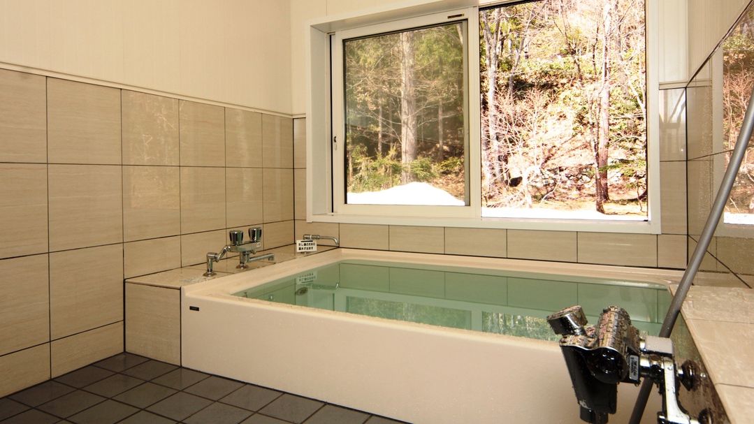 お風呂。四季折々の風景を楽しみながらご入浴いただけます。
