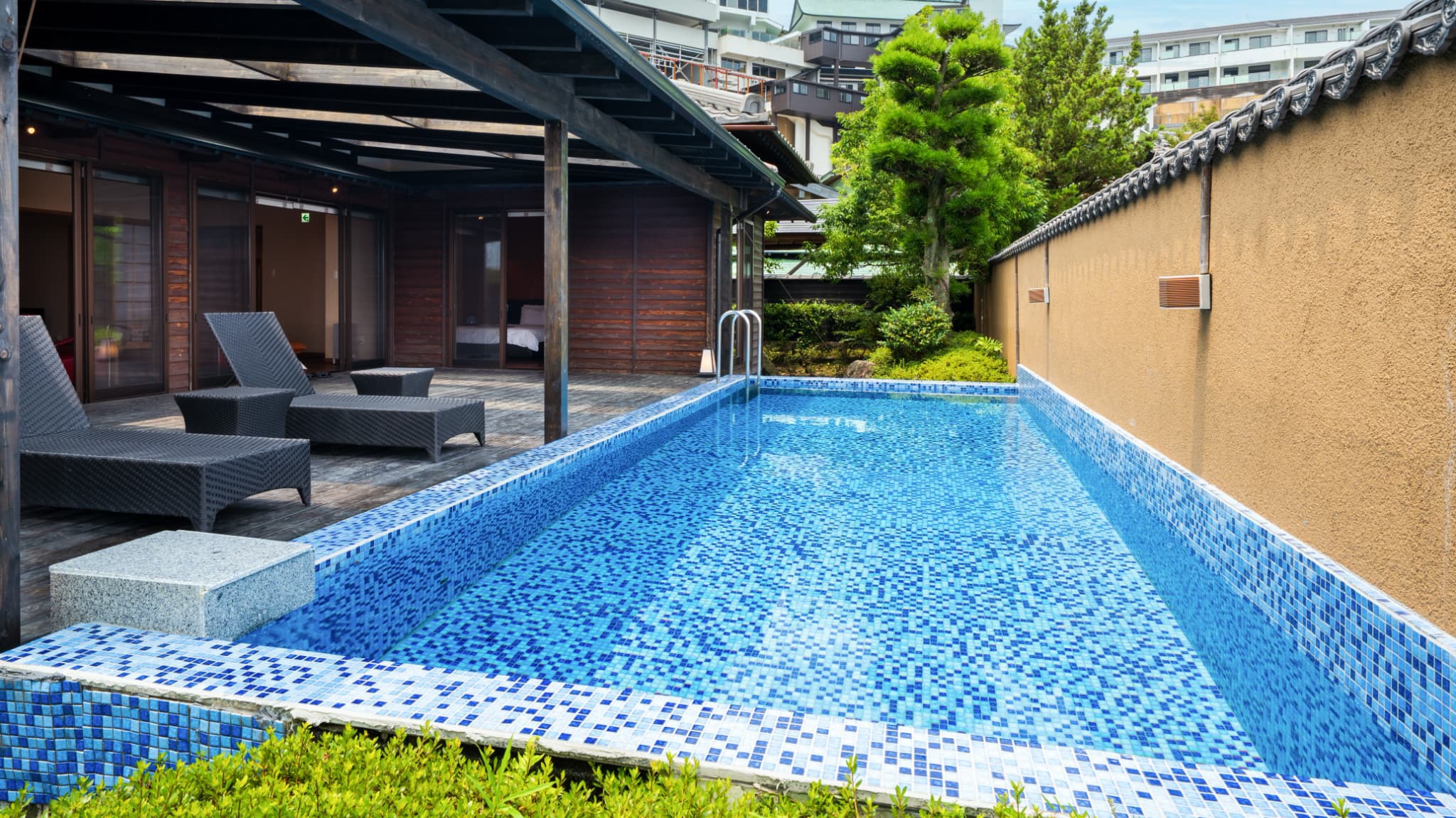 【特別室「つつじ」】・夏季限定プール付き（7月1日〜9月30日）※客室によって設えが異なります。