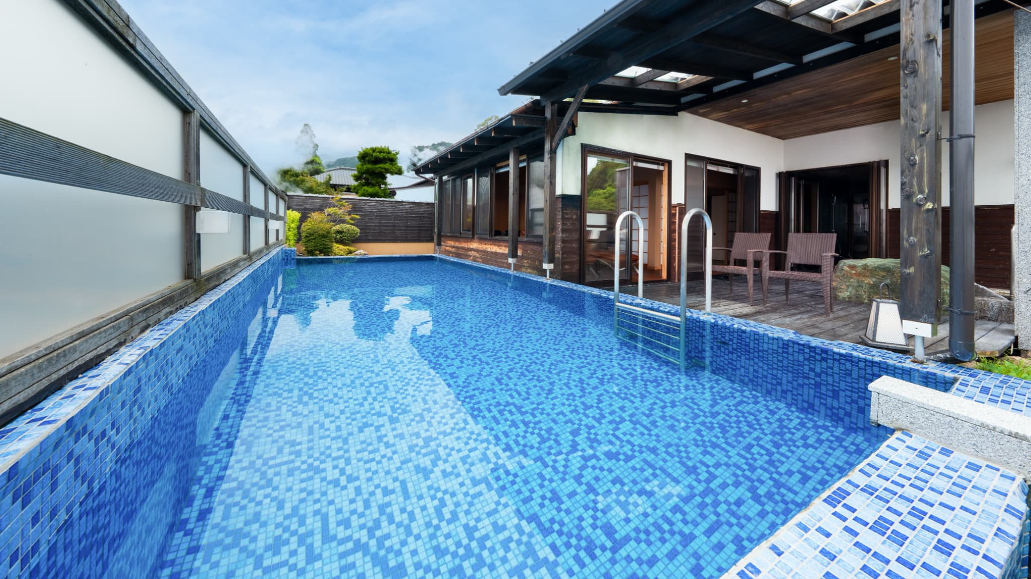 【特別室「竹」】・夏季限定プール付き（7月1日〜9月30日）※客室によって設えが異なります。