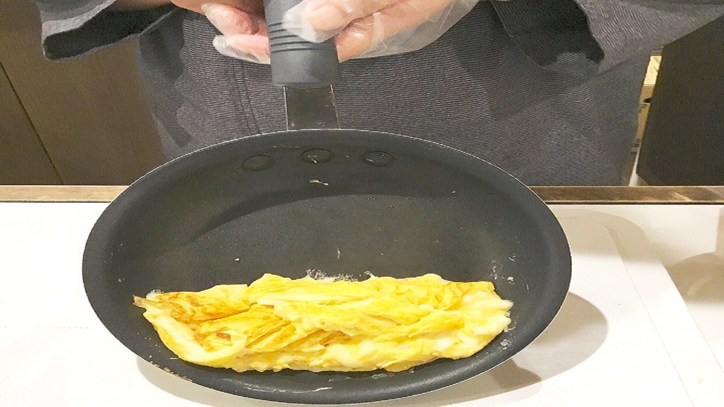 大人気のできたてオムレツは目の前で調理してくれます