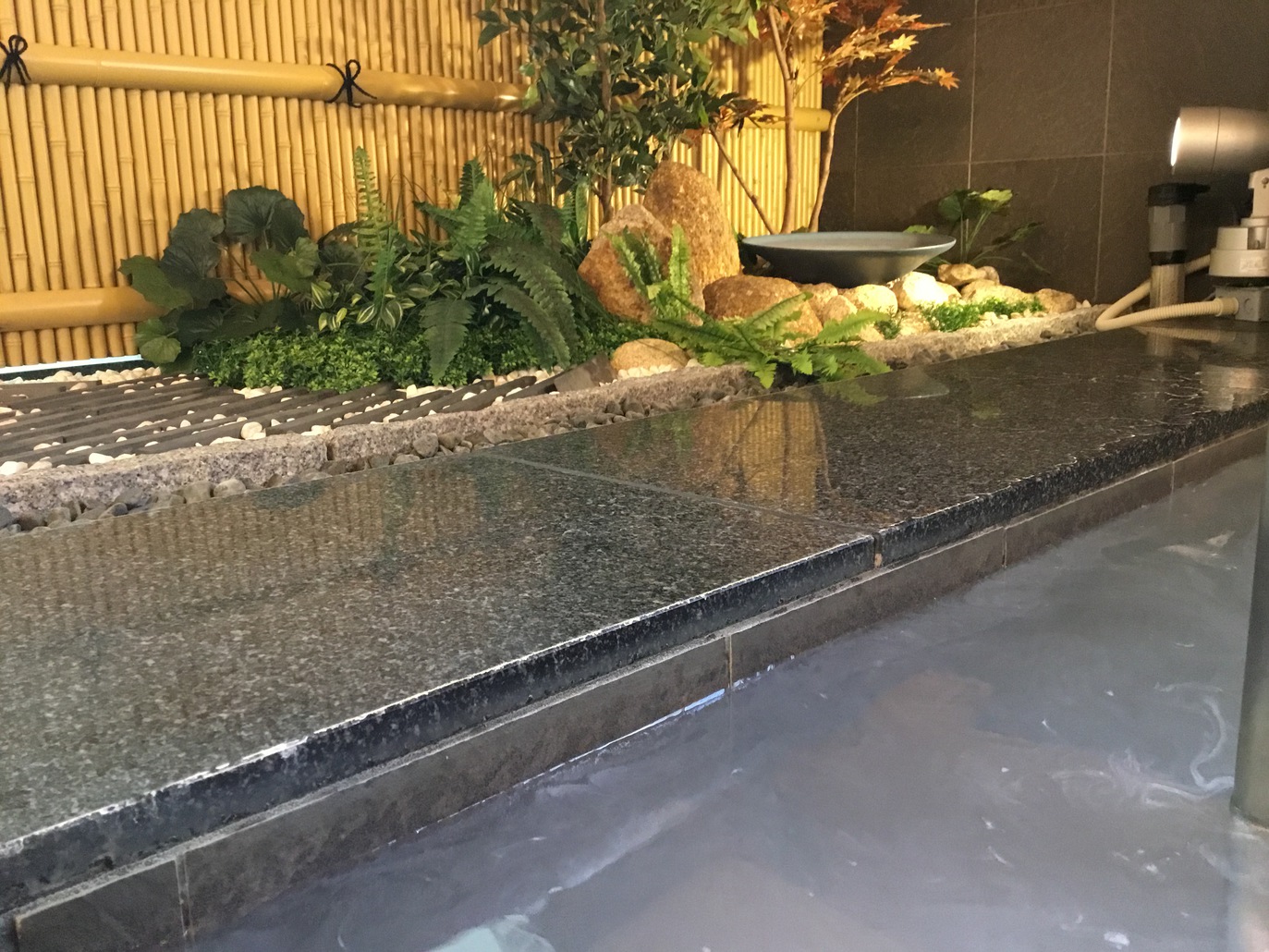 宿泊者専用大浴場PM3:00〜AM2:00・AM5:00〜AM9:00お部屋のタオルをお持ちください