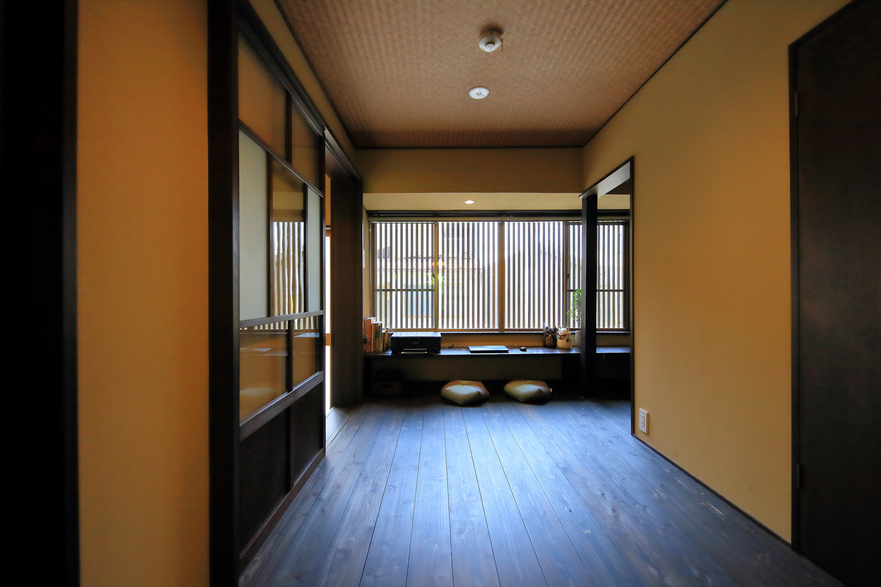 1階見世の間格子から差し込む光が京都らしい