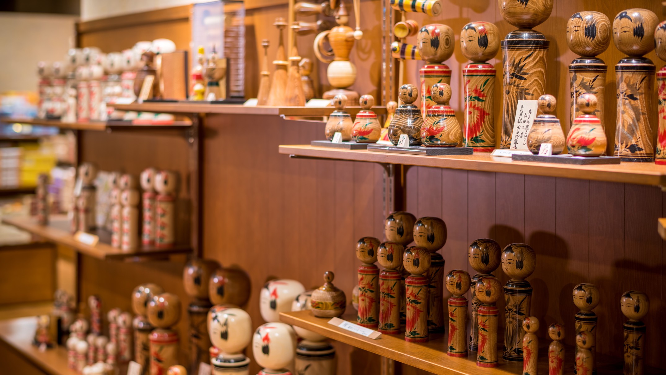 【売店】鳴子温泉といえばコケシ！たくさんの形をしたコケシたちを見ることができます。