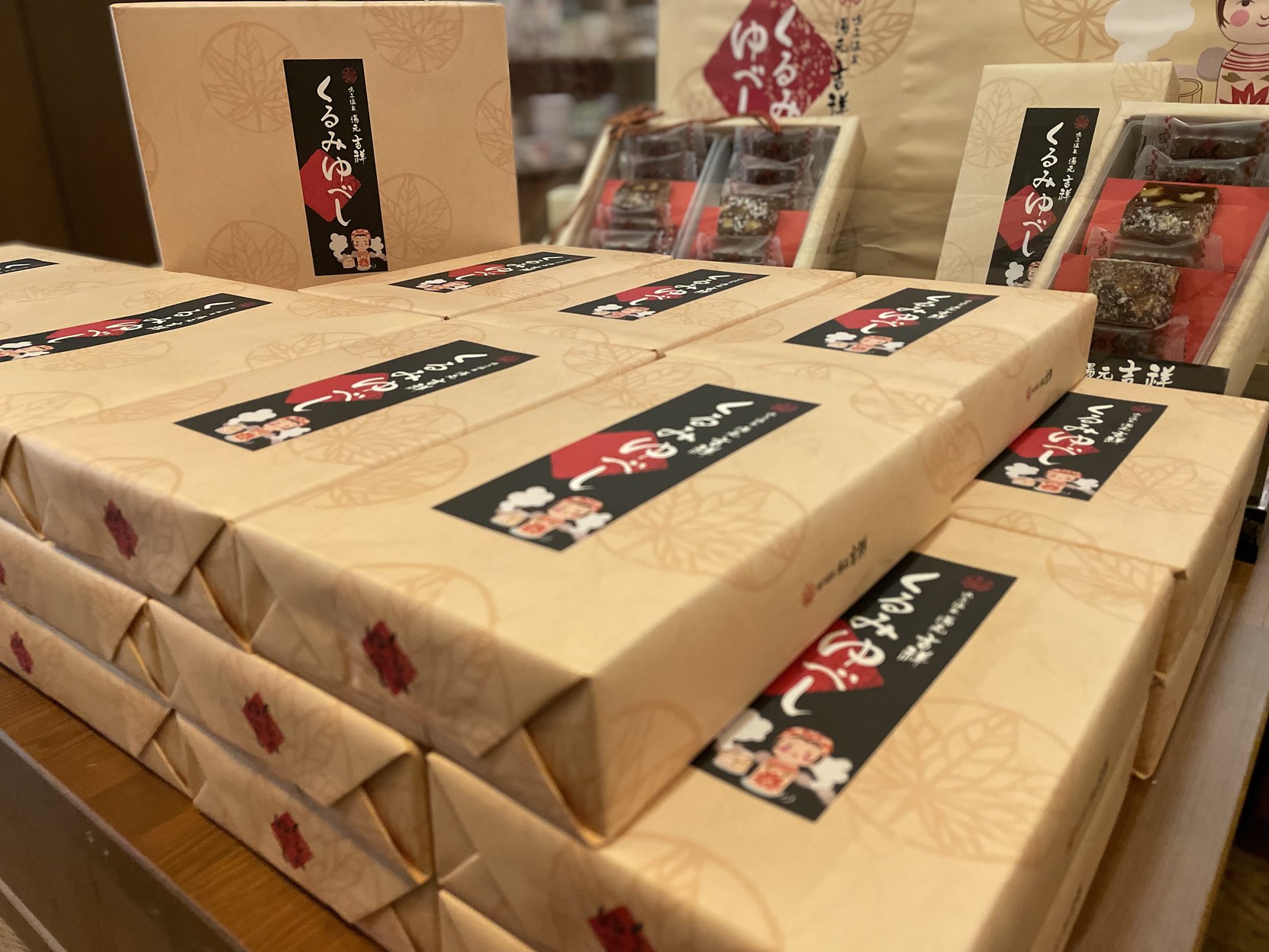 【売店「想ひ出横丁」】〜東北のお土産を中心に販売。こけし等の郷土の品の他、オリジナルアメニティも！