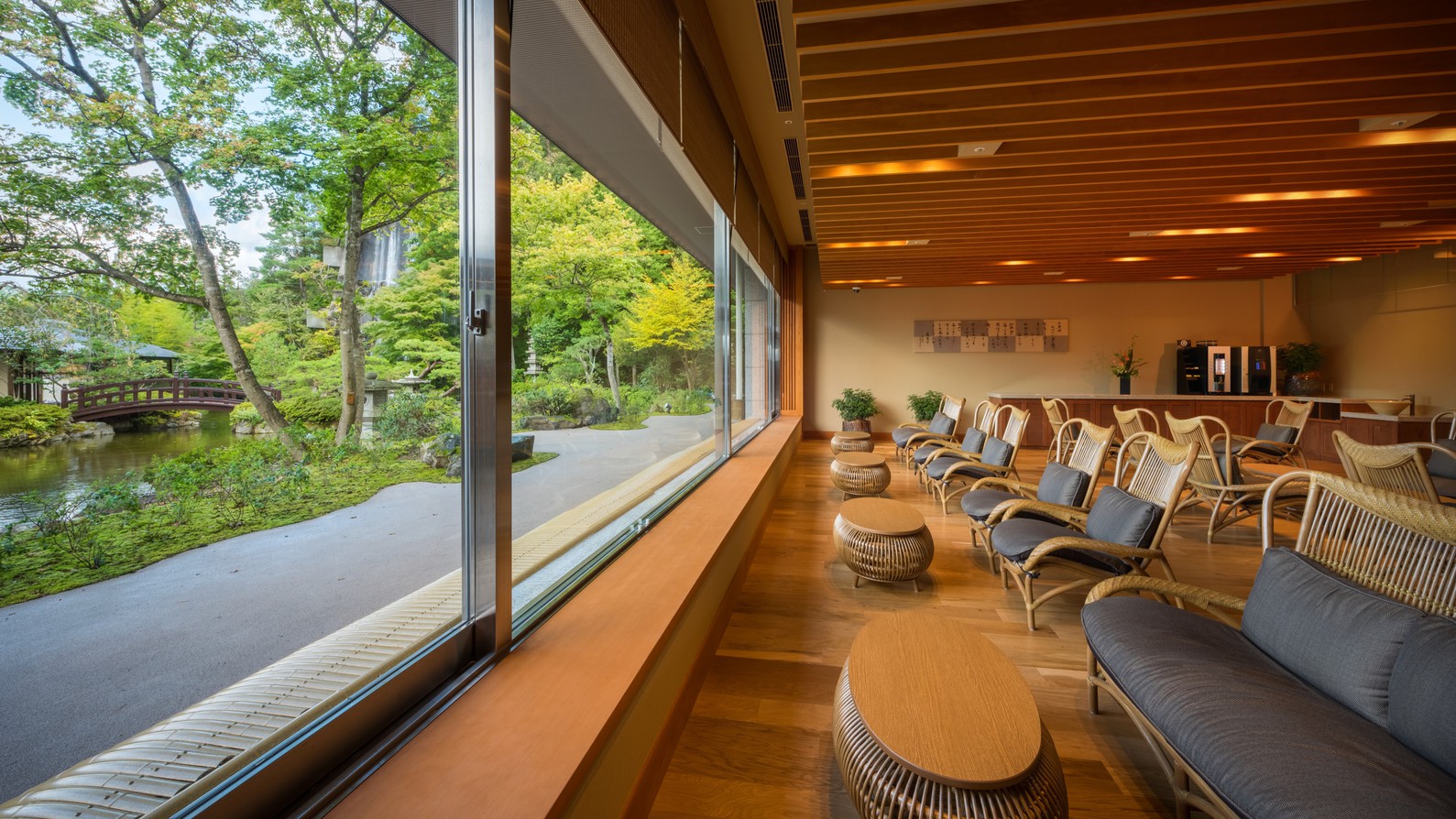 【ラウンジ】広々としたラウンジでは当館自慢の庭園を見ながら、お寛ぎいただけます。