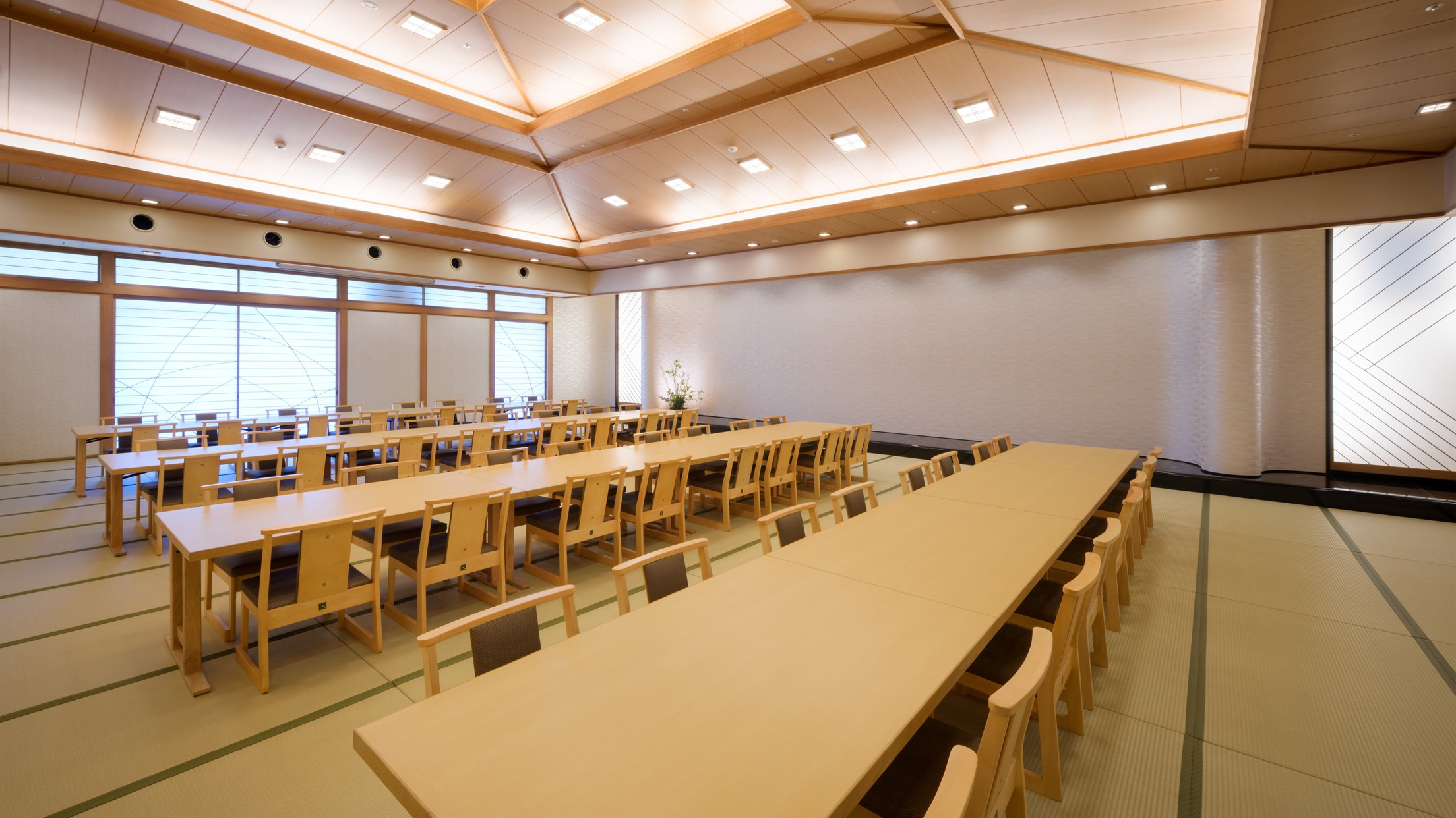 【翠陽の間】広々とした大宴会場。最大80名様までご利用いただけます。（要事前予約）