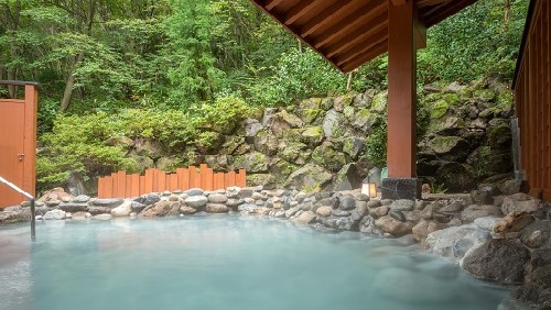 【大浴場】「鳳山の湯」の露天風呂。自然に囲まれた露天風呂は四季折々を存分に感じる事が出来ます。