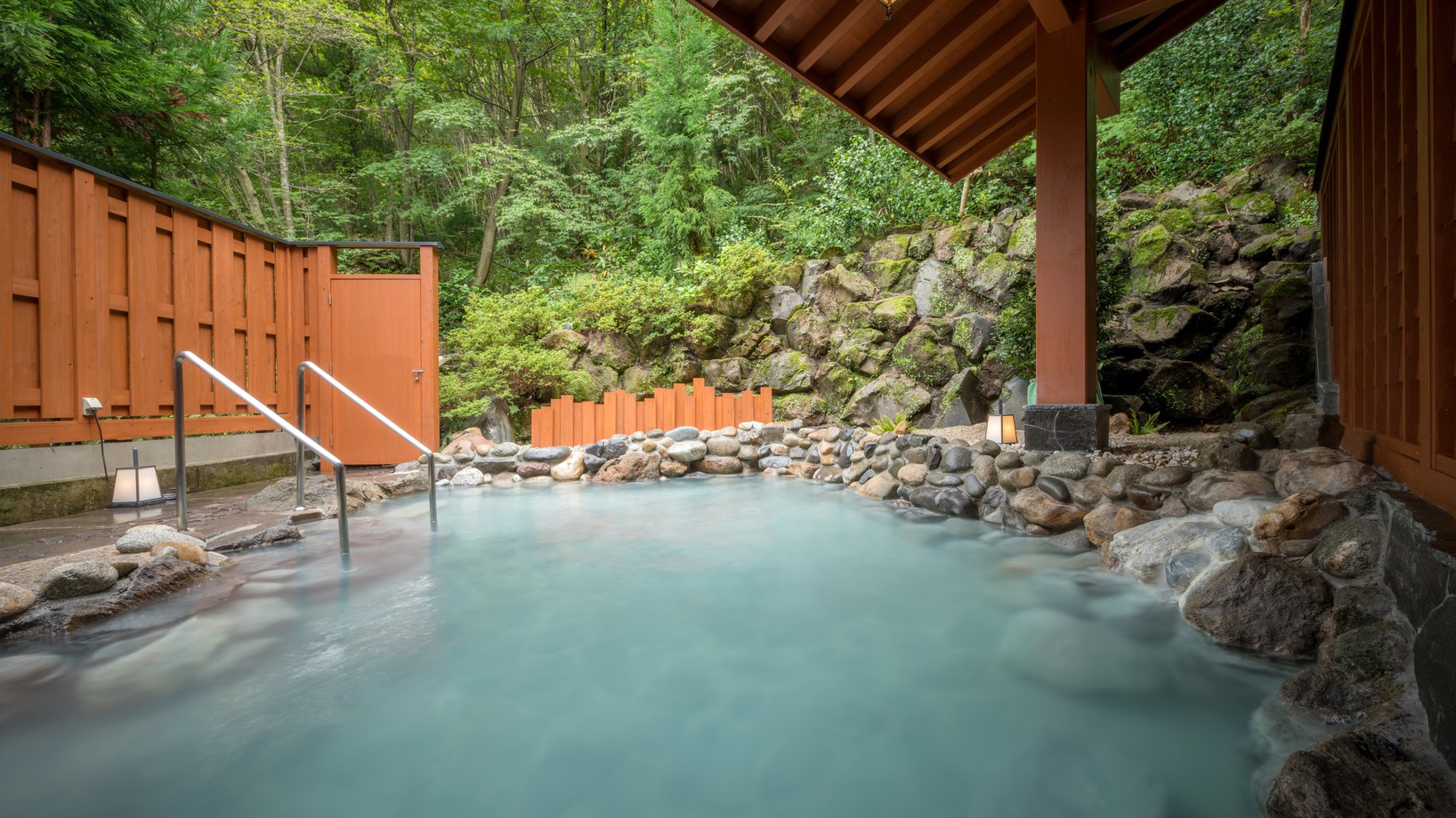 【露天風呂】天候や気温によって湯の色やとろみまで変わる「一期一会の湯」