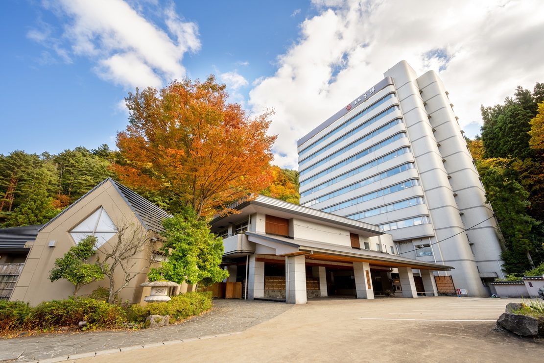 【外観（秋）】〜秋には周辺の山々が色づき、客室や大浴場から紅葉をご覧いただけます