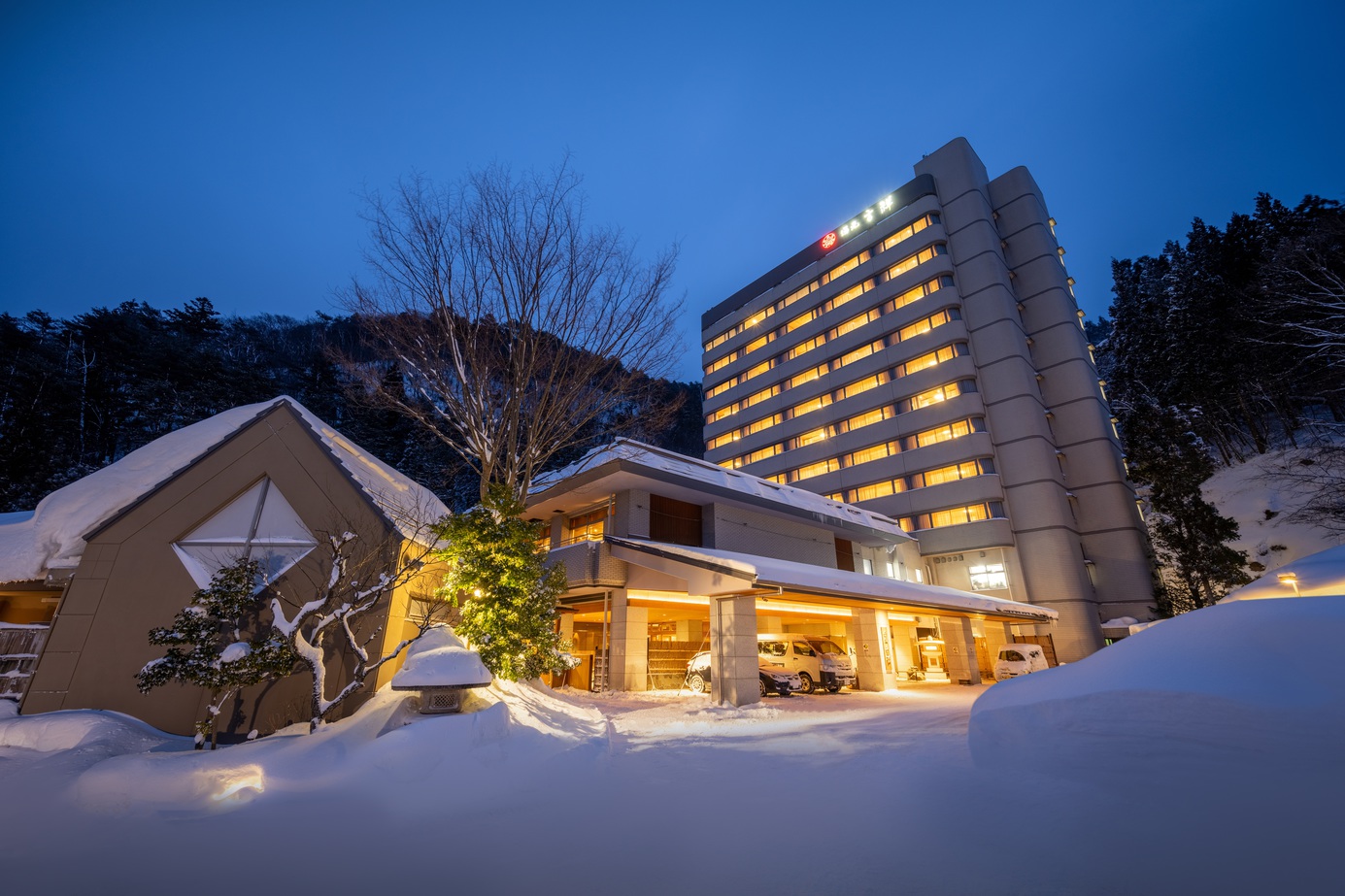 【外観（冬）】〜冬は雪化粧をした温泉街をお楽しみいただけます。冬季限定の雪見風呂もご堪能ください。