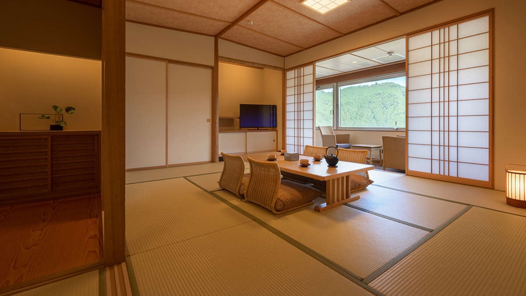 【和室10畳】低層階客室で眺望はあまり望めませんが、広々とした和室でのんびりお過ごしいただけます
