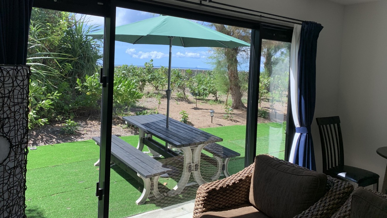 別館ビーチサイドヴィラの裏庭