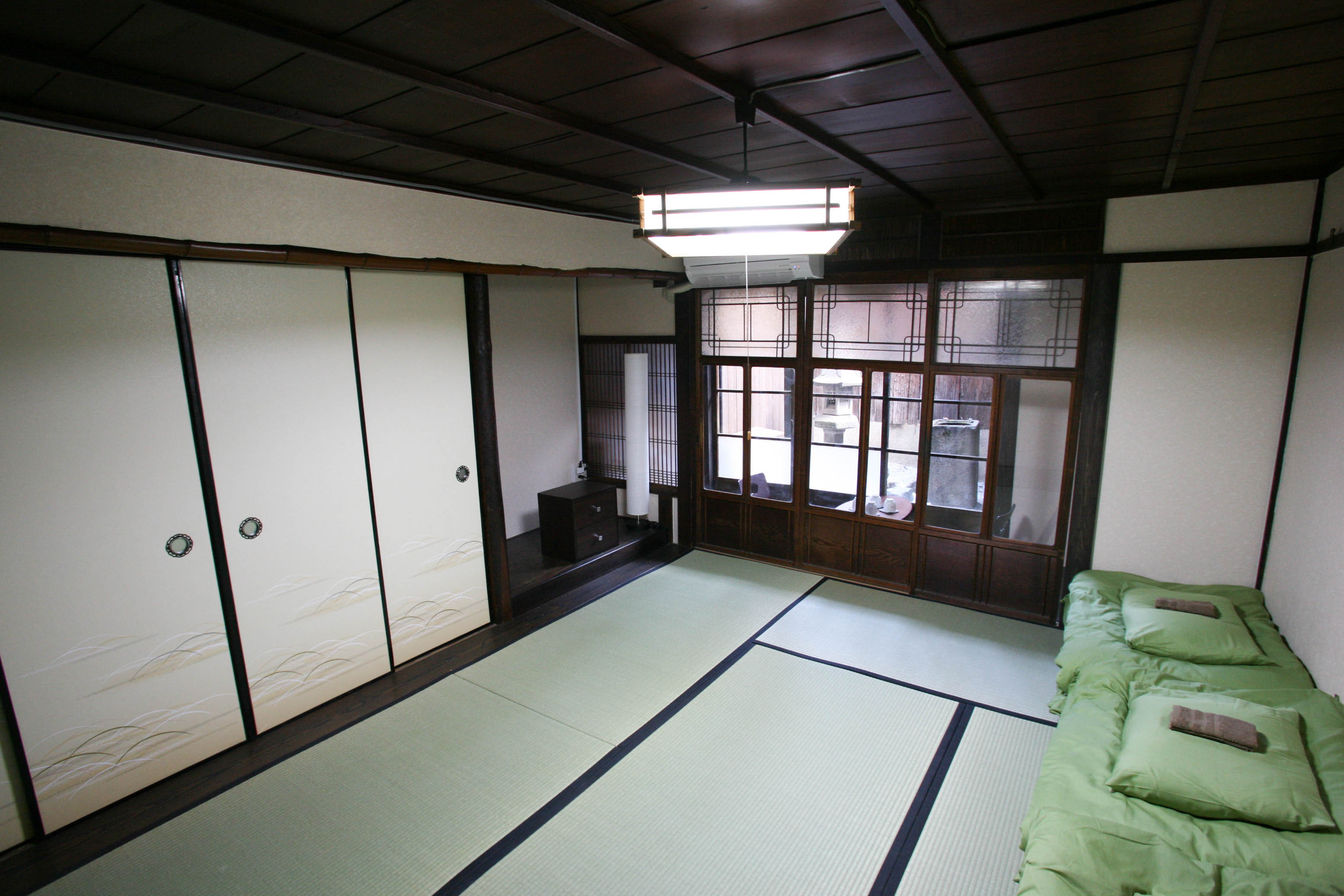 坪庭のあるゆったりとした寛ぎの京間8畳の102号室