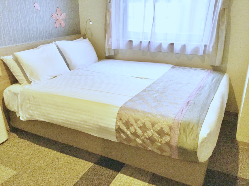 ダブルルームのベッドサイズはゆったり150CM！ベッドのそばにコンセントもついています。