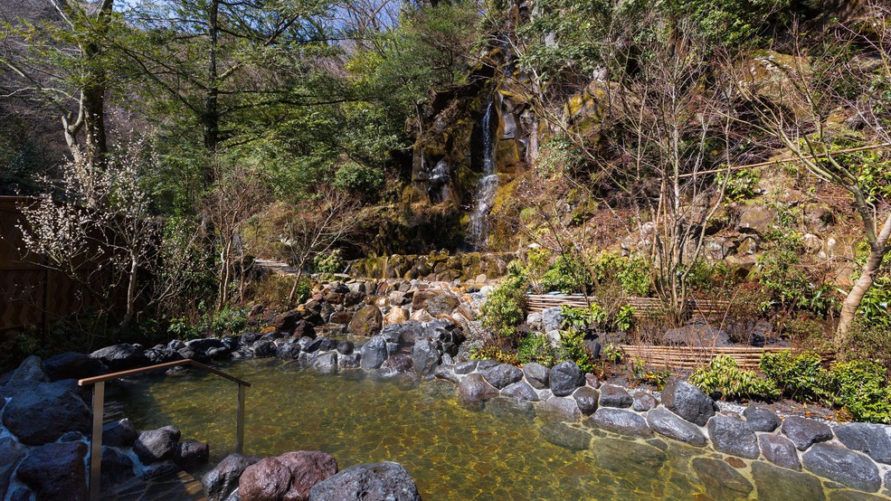 四季のうつろいを感じられる木々に囲まれて楽しむ温泉。5階「車沢の湯」露天風呂