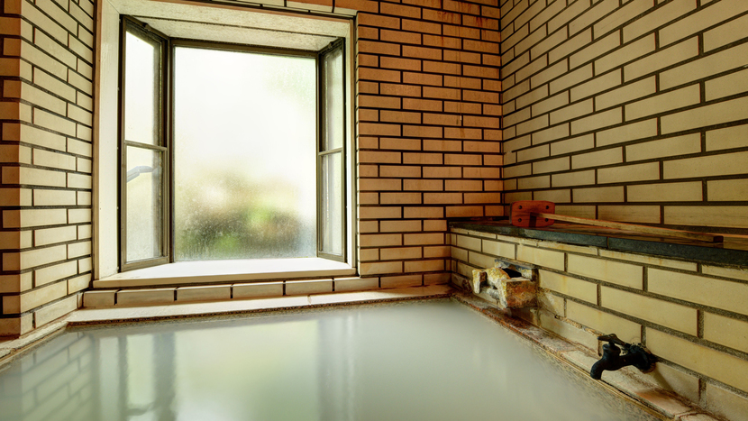 *【内湯・小】浴槽は決して大きくありませんが、温泉を良質な状態でかけ流して提供しております。