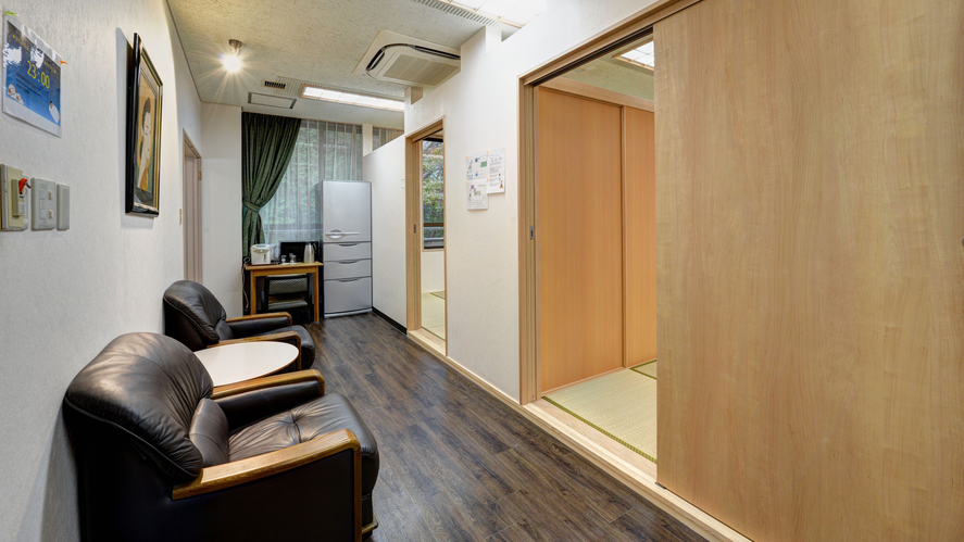 *【客室・広間】和室12畳2室の空間は、可動扉を撤去すると24畳の広間として宴会場にも利用できます。