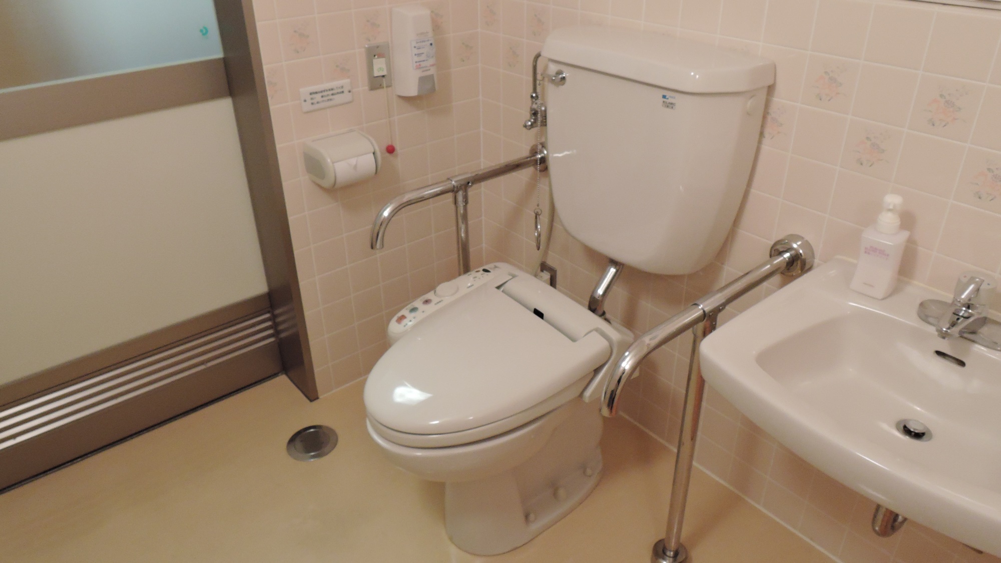 *ツインルーム一例／ツインルームはバス・トイレもバリアフリー設計。