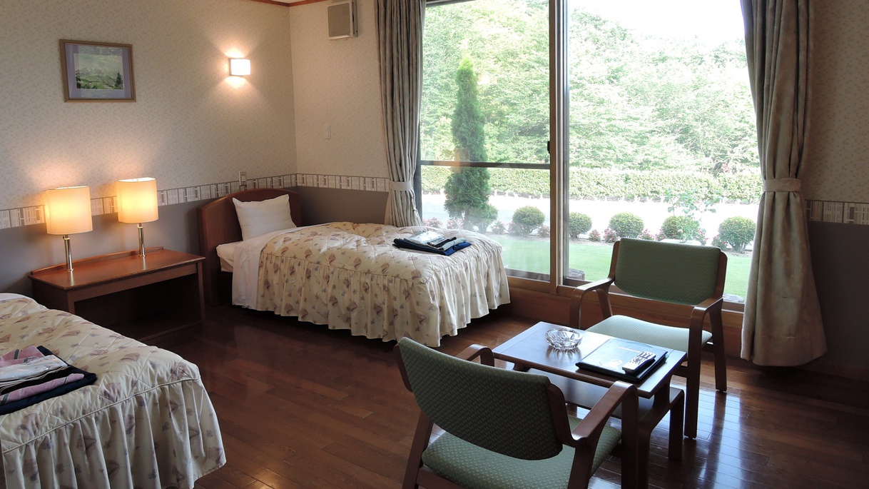 *ツインルーム一例／大きな窓から、阿武隈の山並みと綺麗なお庭を一望！ 