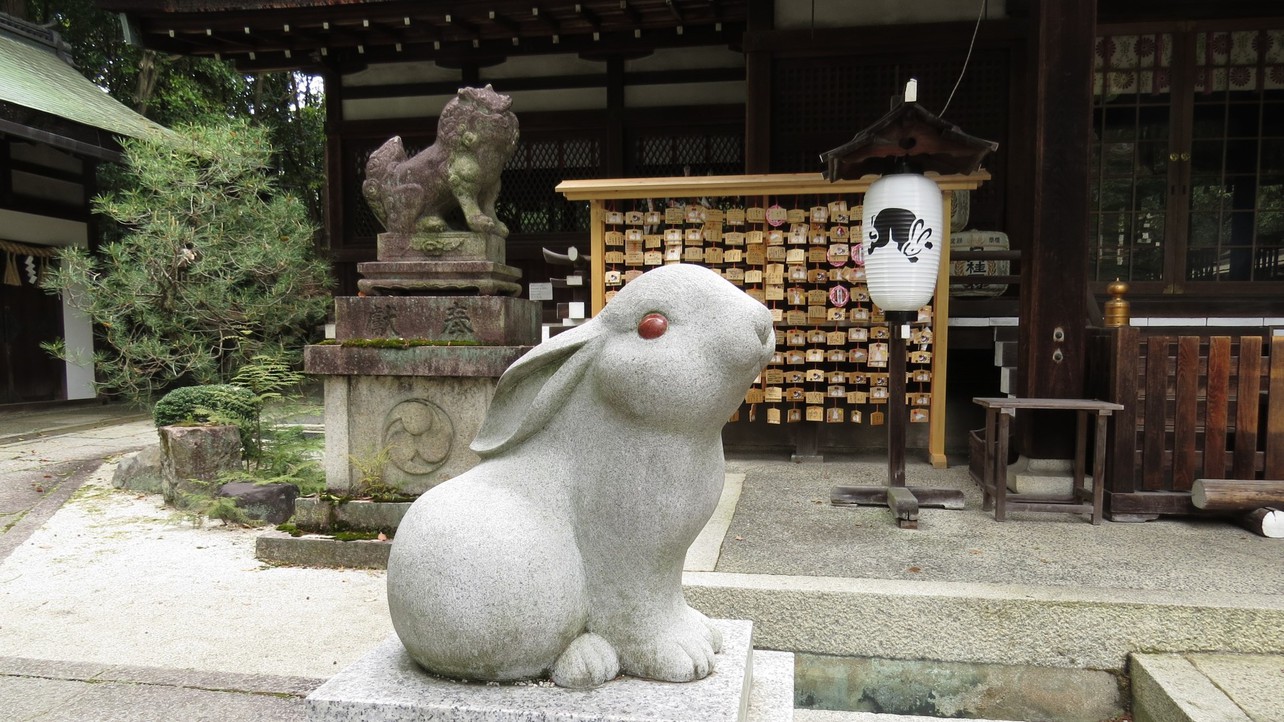 岡崎神社うさぎづくしの可愛らしい光景で人気の神社。縁結びや夫婦円満、子授けのご利益も。