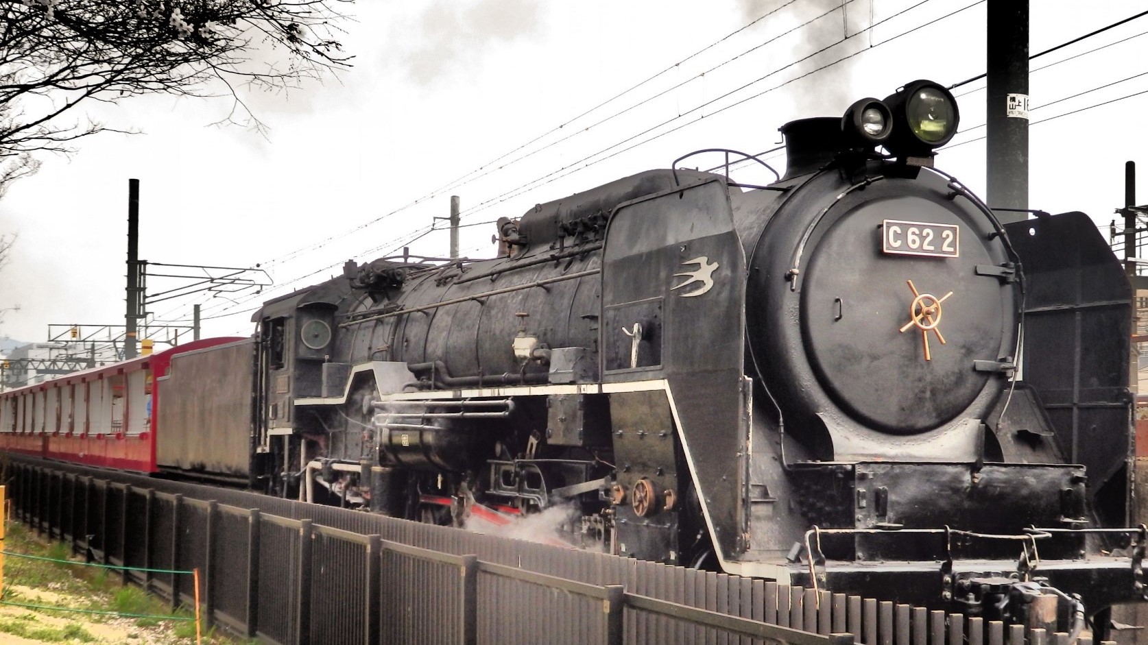 京都鉄道博物館蒸気機関車「SLスチーム号」が牽引する客車に乗車することができます。
