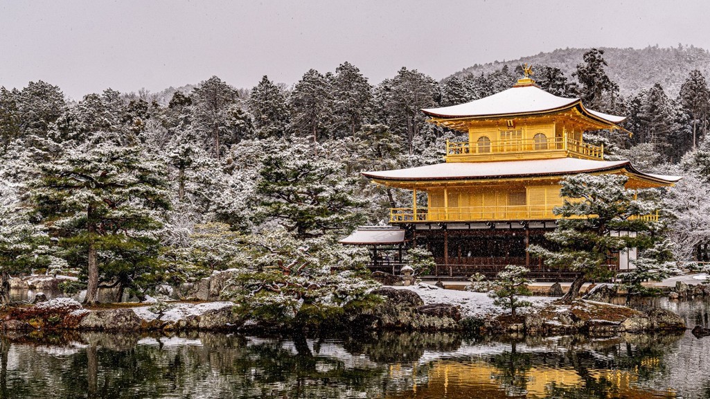 金閣寺雪化粧した金閣の美しさは格別です。